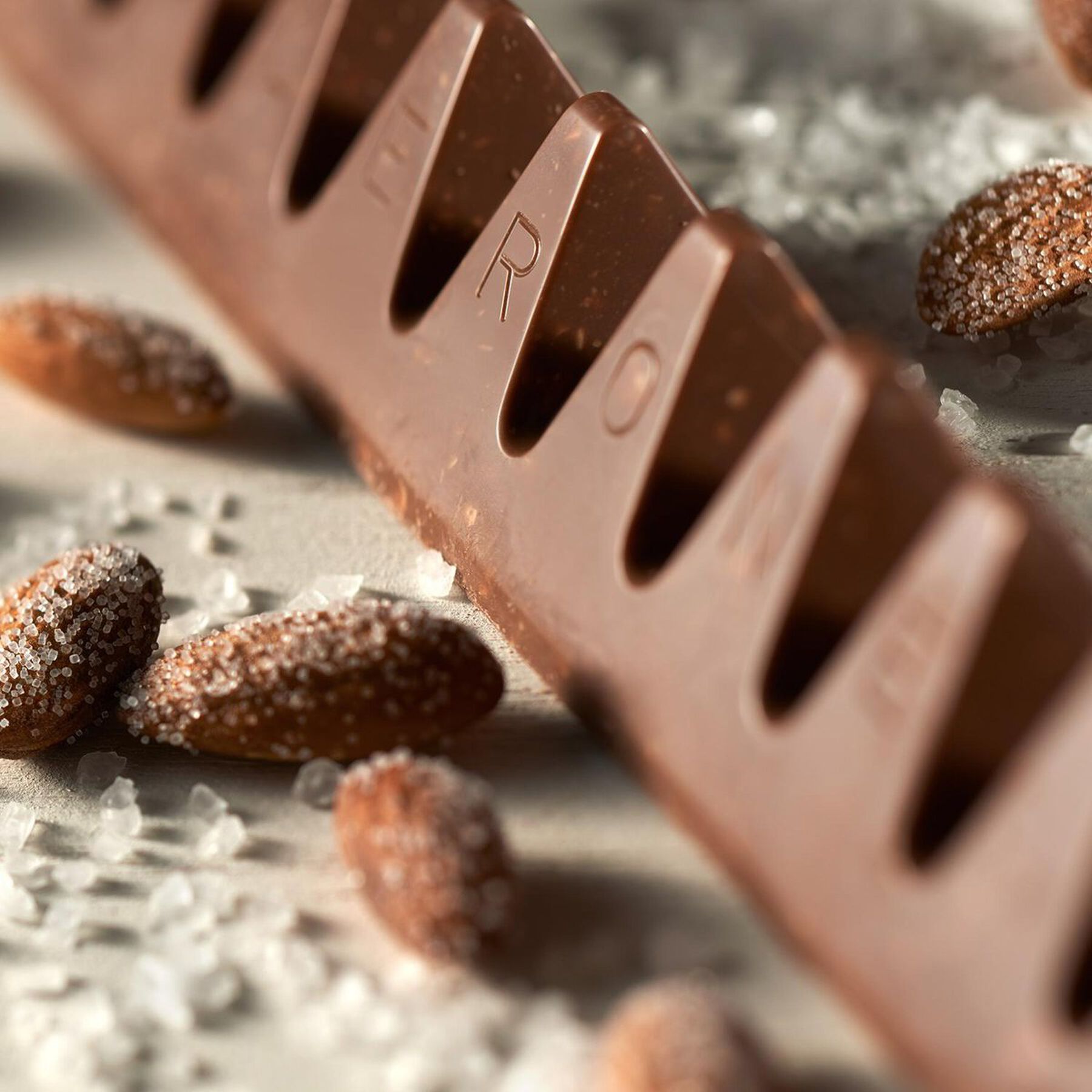 Chocolate ao Leite Nougat de Mel e Am&ecirc;ndoas Toblerone Caixa 100g